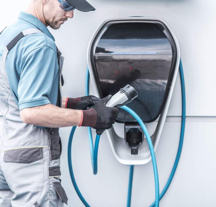 Pose de bornes de recharge résidentielles et commerciales.