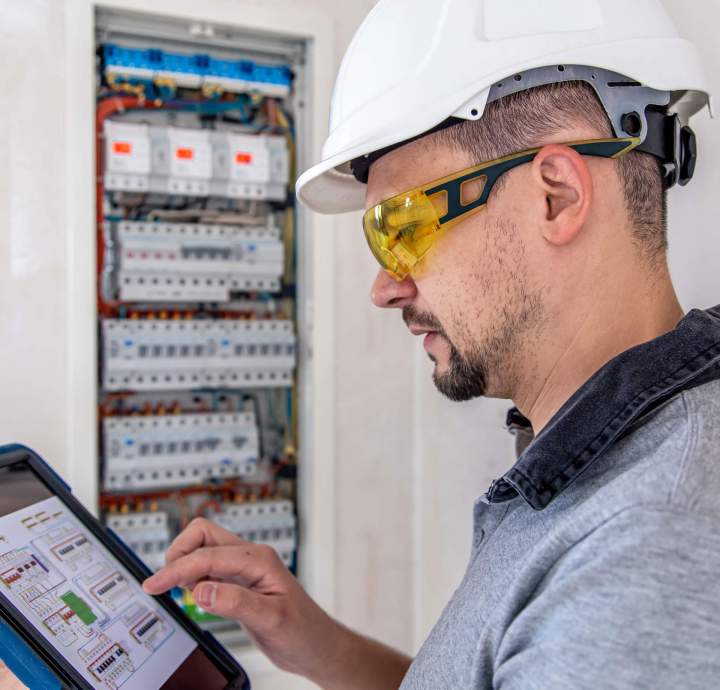 Modernisation et remplacement sécuritaire de panneaux électriques.